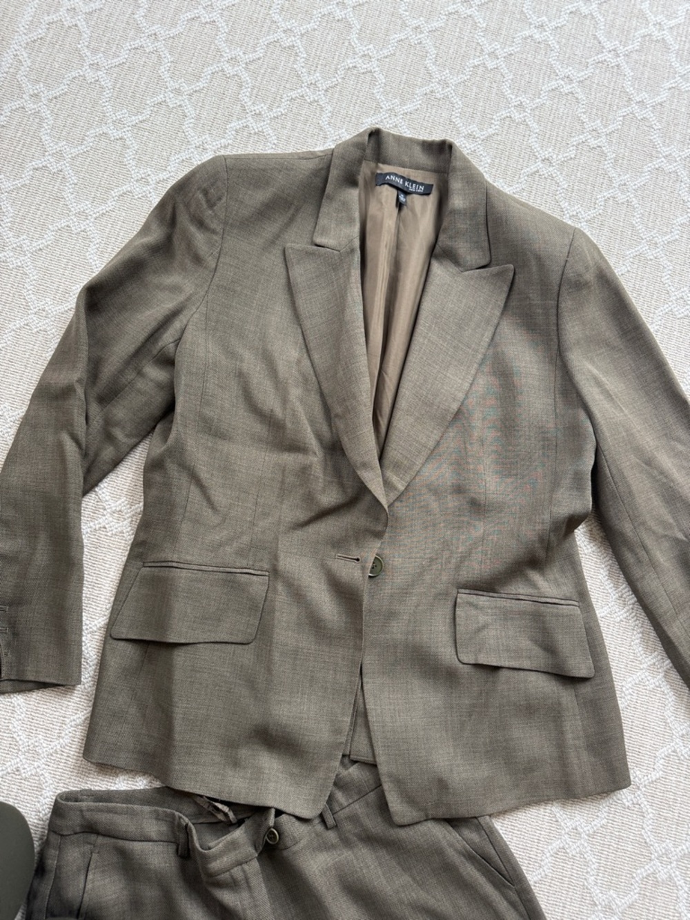 Anne Klein Olive-Tone Tailored Women's  Pant suit. 2 pc